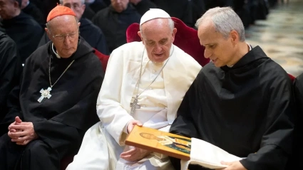 Robert Prevost con el Papa Francisco en un encuentro del Santo Padre con los agustinos en 2013