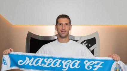 Brasanac con la bufanda del Málaga