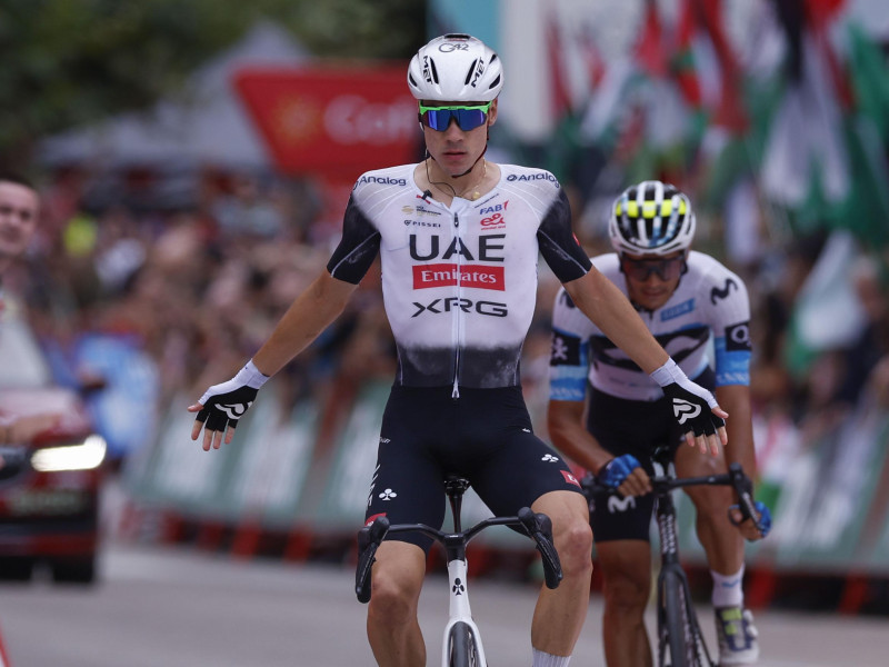 Juan Ayuso celebra su victoria en la 12ª etapa de La Vuelta