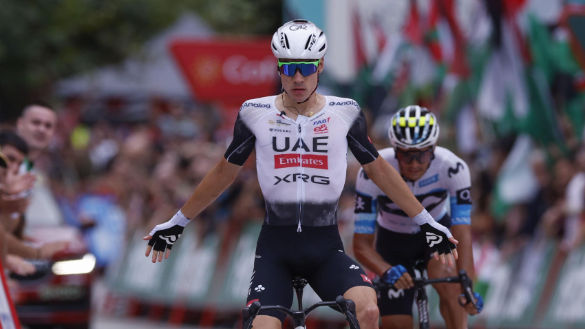Juan Ayuso celebra su victoria en la 12ª etapa de La Vuelta