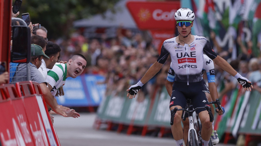 Juan Ayuso en la línea de meta