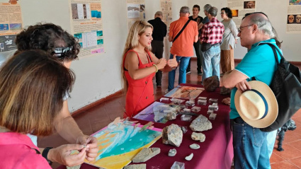 En la imagen, la profesora Mélani Berrocal dando explicaciones sobre los restos fósiles en el transcurso de las Jornadas Paleontológicas