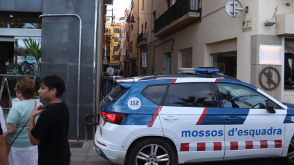 Agentes de investigación han rebuscado entre la basura del contenedor que hay en la calle