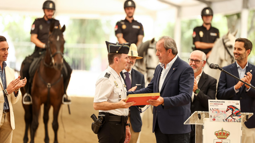 Reconocimiento a la Unidad de Caballería de la Policía Nacional