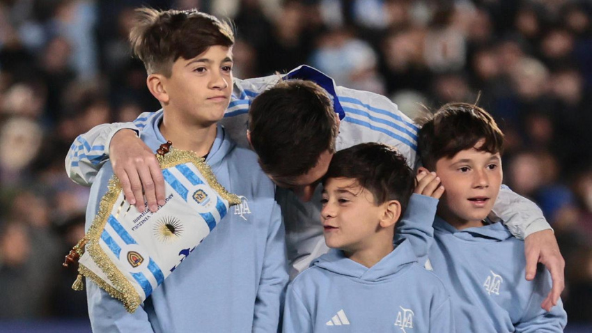 Leo Messi habla con sus hijos antes del inicio del partido de Argentina