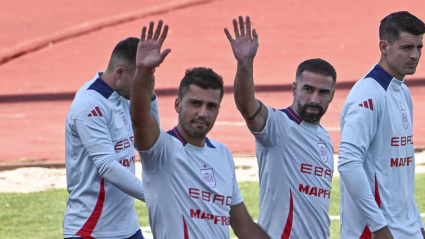 Rodri saluda a la afición española antes de un entrenamiento de la Selección