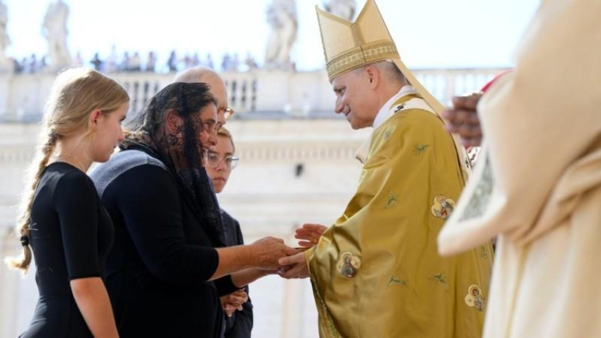 El Papa León XIV junto a la familia de Carlo Acutis durante la misa de canonización de los beatos italianos