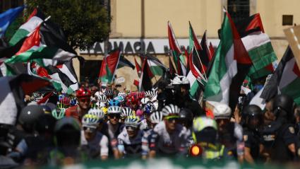 Manifestantes con banderas de Palestina protestan contra la presencia del Israel.