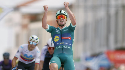 Mads Pedersen celebra su victoria en La Vuelta
