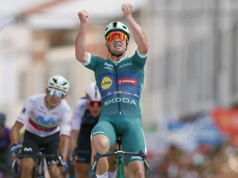 Mads Pedersen celebra su victoria en La Vuelta