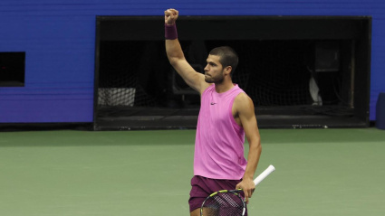 Carlos Alcaraz levanta el brazo derecho celebrando un punto en la final del US Open