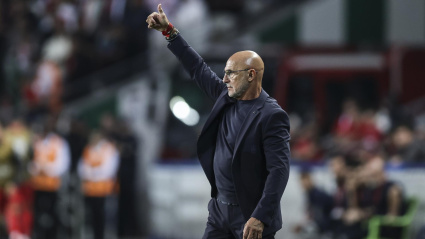 Luis de la Fuente da instrucciones a los jugadores de la Selección desde el banquillo
