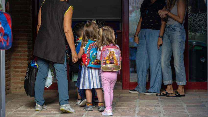 Varios padres con sus hijos a su llegada al Colegio San Lucas y María de Toledo, este lunes
