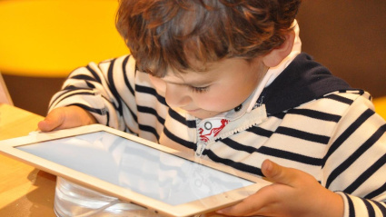 Niño con una tablet