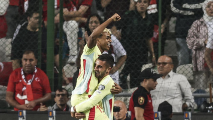 Ferran celebra junto a Lamine Yamal su gol, en el Turquía - España