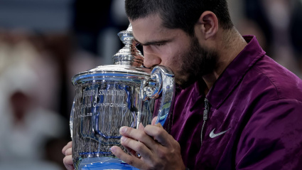FLUSHING MEADOWS (United States), 08/09/2025.- Carlos Alcaraz of Spain kisses the Champions trophy after winning the men's singles final of the US Open Tennis Championships at the USTA Billie Jean King National Tennis Center in Flushing Meadows, New York, USA, 07 September 2025. (Tenis, España, Nueva York) EFE/EPA/CRISTOBAL HERRERA ULASHKEVICH
