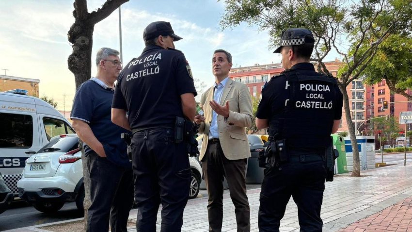 El concejal de Seguridad, Antonio Ortolá, junto a agentes de la Policía Local de Castellón de la Plana