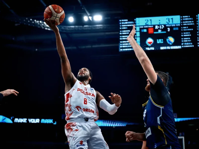 Loyd penetra a canasta durante el Eurobasket, donde juega con Polonia