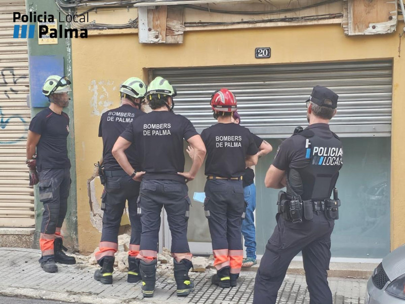 Bomberos revisando la  fachada del edificio