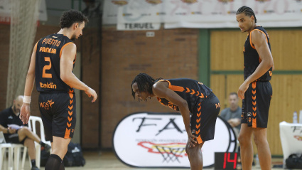 Brancou Badio se queja después de notarse un pinchazo en la parte posterior del muslo durante el choque en Teruel