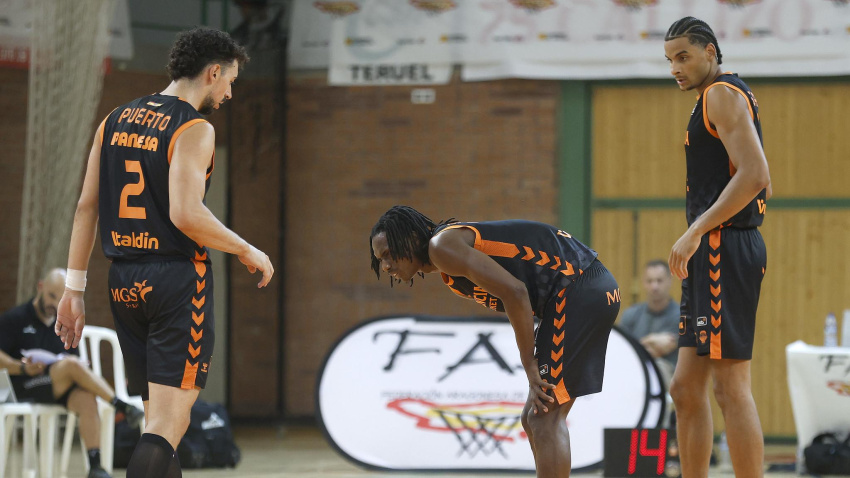 Brancou Badio se queja después de notarse un pinchazo en la parte posterior del muslo durante el choque en Teruel