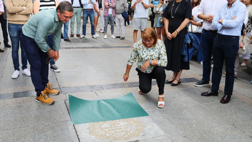 Los padres del árbitro David García de la Loma, Carlos y Loli descubren la placa que luce desde hoy en la calle Mayor de Palencia en recuerdo del joven árbitro, acompañados de su hermano, Sergio, y su novia, Sandra.