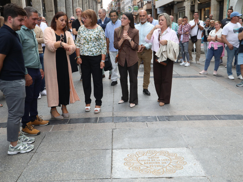 Los padres del árbitro David García de la Loma, Carlos y Loli descubren la placa que luce desde hoy en la calle Mayor de Palencia en recuerdo del joven árbitro, acompañados de su hermano, Sergio, y su novia, Sandra.