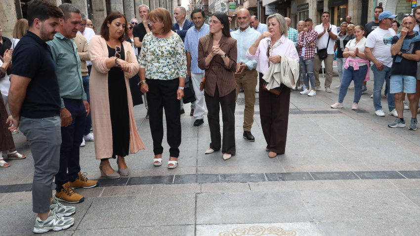 Los padres del árbitro David García de la Loma, Carlos y Loli descubren la placa que luce desde hoy en la calle Mayor de Palencia en recuerdo del joven árbitro, acompañados de su hermano, Sergio, y su novia, Sandra.
