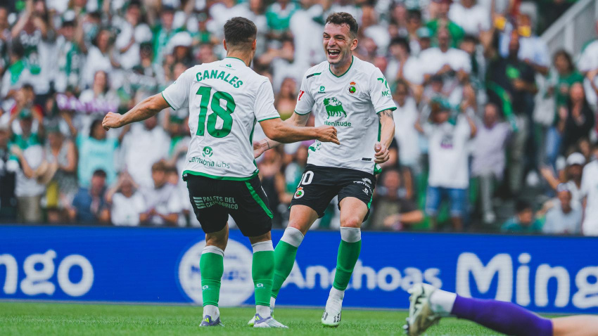 Íñigo Vicente celebra un gol con Peio Canales