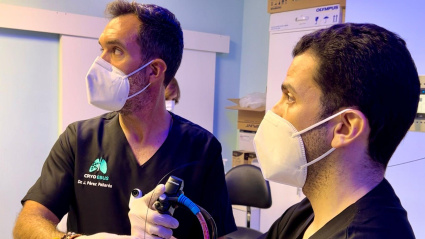 El doctor Pérez Pallarés y su colega Miguel Ariza