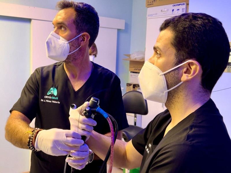 El doctor Pérez Pallarés y su colega Miguel Ariza