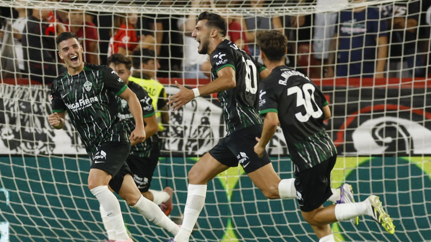 Rafa Mir celebra su gol al Sevilla