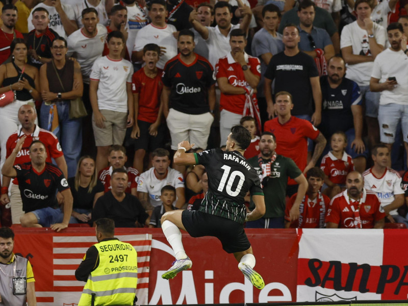 Rafa Mir celebra su gol en el Pizjuán ante el Sevilla, equipo al que pertenece.