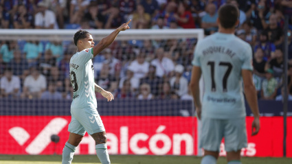 El Cucho Hernández celebra su gol con el Betis ante el Levante