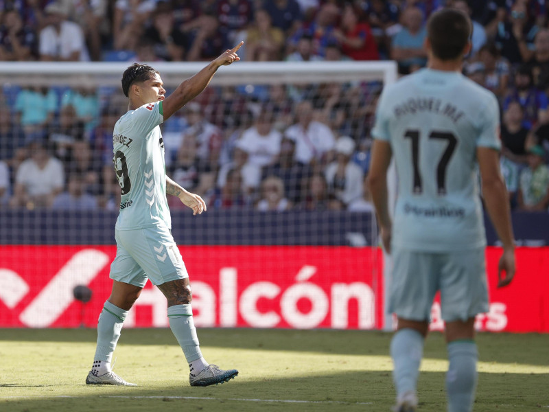 El Cucho Hernández celebra su gol con el Betis ante el Levante
