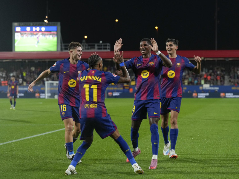 El Barcelona celebra el gol de Raphinha al Valencia