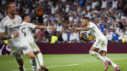 El Real Madrid celebra el gol de Mbappé al Olympique