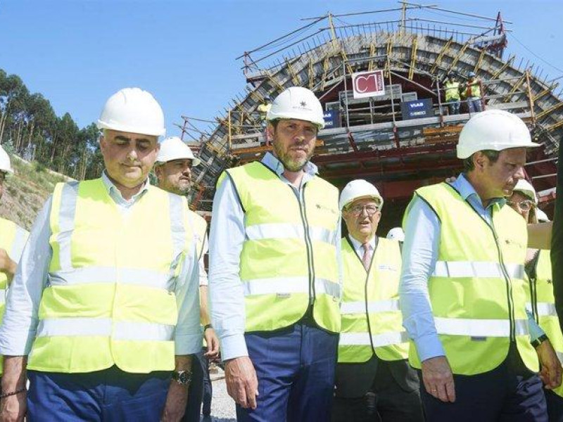 Roberto Media y Óscar Puente durante la visita del ministro a las obras del nudo de autovías de Torrelavega en julio de 2024