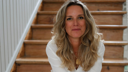 Alba Abiega, a sus 40 años, ha dejado su puesto de directiva en Tesla para emprender y volver a un pequeño pueblo de la Ribera del Duero para crear un vino