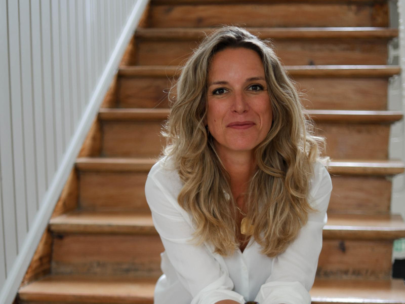 Alba Abiega, a sus 40 años, ha dejado su puesto de directiva en Tesla para emprender y volver a un pequeño pueblo de la Ribera del Duero para crear un vino