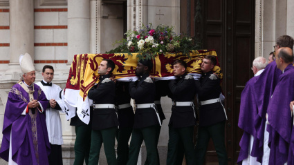 London (United Kingdom), 16/09/2025.- Palbearers carry the coffin outside Westminster Cathedral in London, Britain, 16 September 2025, after the funeral of Britain's Katharine, Duchess of Kent. The Duchess of Kent died on 04 September aged 92. Her coffin rest overnight in the Chapel of the Blessed Virgin Mary ahead of her funeral at Westminster Cathedral. (Reino Unido, Londres) EFE/EPA/NEIL HALL