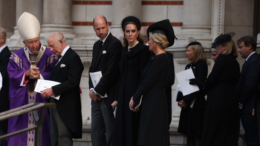 London (United Kingdom), 16/09/2025.- Britains King Charles III (2-L), Prince William (C-L), Catherine, Princess of Wales (C-R) depart Westminster Cathedral in London, Britain, 16 September 2025, after the funeral of Britain's Katharine, Duchess of Kent. The Duchess of Kent died on 04 September aged 92. Her coffin rest overnight in the Chapel of the Blessed Virgin Mary ahead of her funeral at Westminster Cathedral. (Princesa de Gales, Reino Unido, Londres) EFE/EPA/NEIL HALL
