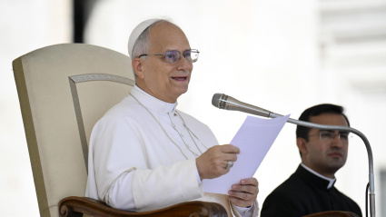 VATICAN CITY (Vatican City State (Holy See)), 17/09/2025.- A handout picture provided by the Vatican Media shows Pope Leo XIV (L) leading the weekly general audience in Saint Peter's Square, Vatican City, 17 September 2025. (Papa) EFE/EPA/VATICAN MEDIA HANDOUT HANDOUT EDITORIAL USE ONLY/NO SALES