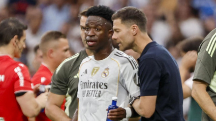Xabi Alonso habla con Vinicius en el Real Madrid - Espanyol