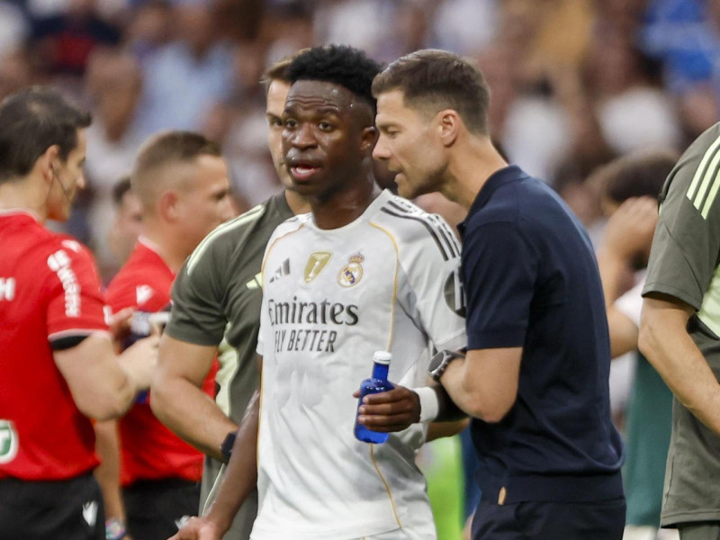 Xabi Alonso habla con Vinicius en el Real Madrid - Espanyol