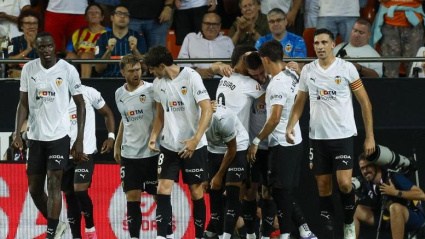 Los jugadores del Valencia celebran uno de los goles ante el Athletic