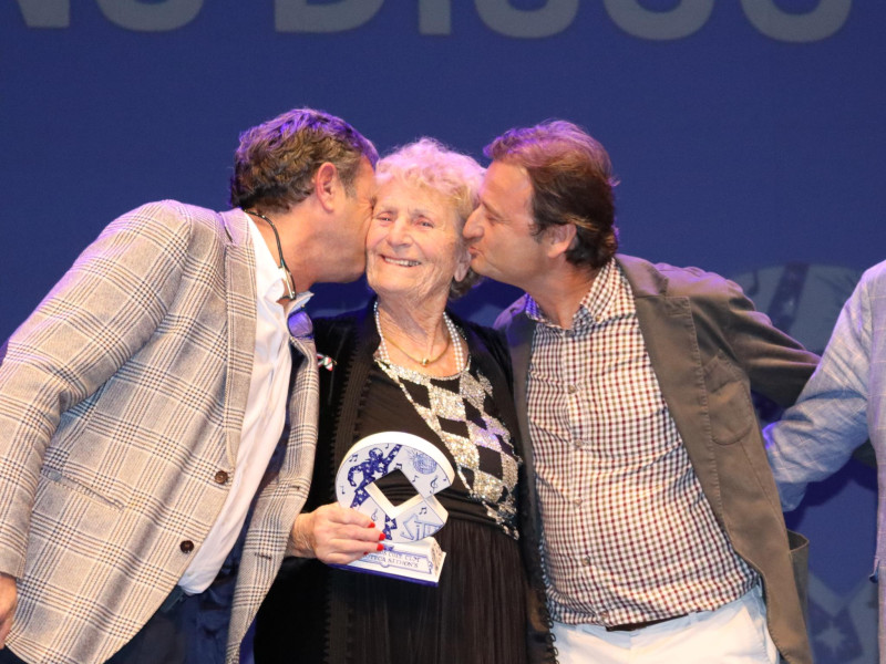 Antonio y Jorge, con su madre, creadora de Sithon's