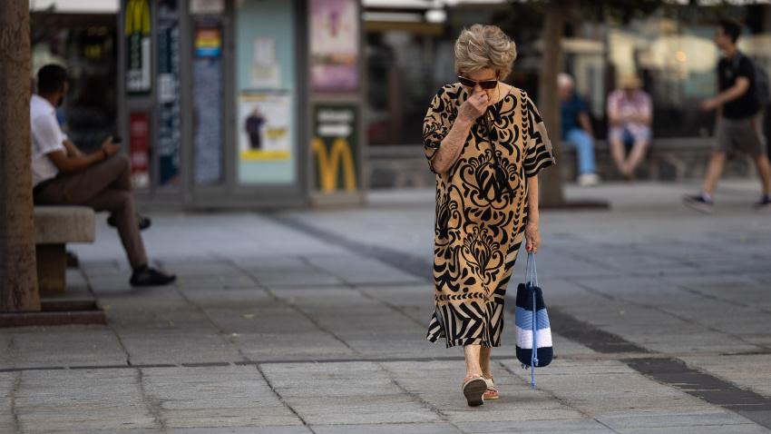 TOLEDO, 25/07/2025.- Cruz Roja de Toledo impulsa proyectos para combatir la soledad no deseada en mayores de 65 años con más de 300 voluntarios y 2.500 participantes en programas de acompañamiento, paseos, encuentros intergeneracionales y actividades culturales, con los que busca mantener su autonomía con talleres tecnológicos para reducir la brecha digital y fomentar hábitos saludables. EFE/ Ismael Herrero