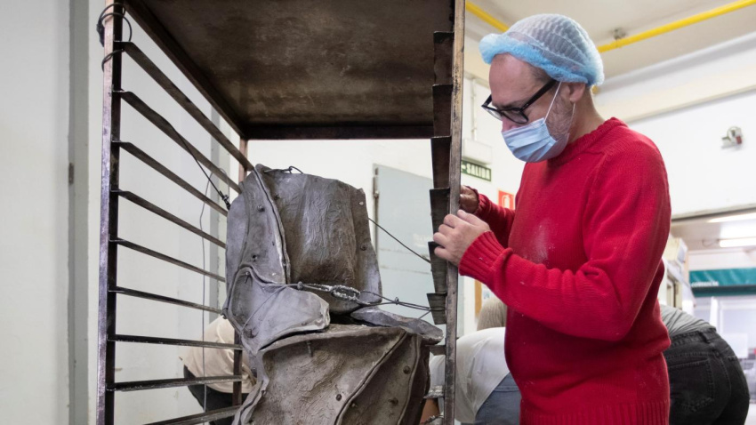 GRAFCAV991. PAMPLONA, 20/11/2020.- El imaginero, escultor y fotógrafo madrileño Javier Viver, prepara una de sus esculturas de sal que previamente a introducido poco a poco en un molde de aluminio, formado por unas 50 piezas atornilladas entre sí, y la ha compactado con maderos para introducirla en un horno de panadería durante dos horas a 200 grados hasta conseguir una pieza compacta, una escultura a tamaño natural de Edith en sal pétrea. Esta junto con otras piezas elaboradas de la misma forma se descomponen desde este viernes a la intemperie en el Patio del Museo Universidad de Navarra. Sus cuerpos se irán deshaciendo poco a poco conforme las inclemencias climatológicas hagan mella en estas esculturas que rememoran el personaje bíblico de Edith, la Mujer de Lot. EFE/ Villar Lopez