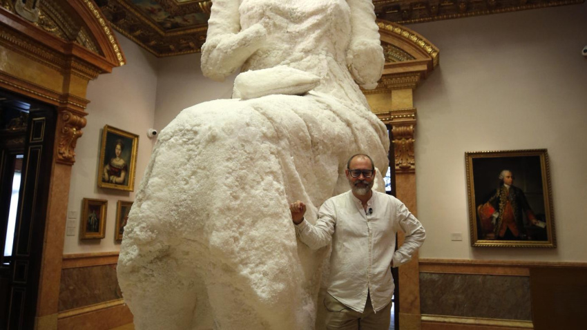 GRAF4786. MADRID, 05/02/2020.- El artista Javier Viver posa junto a su obra "La mujer de Lot", una escultura monumental de sal de 6 metros, este miércoles en el Museo Lázaro Galdiano (Madrid), en el marco de la exposición "Museo de Pasiones", que se puede visitar hasta el 4 de mayo. EFE/Javier Lizón